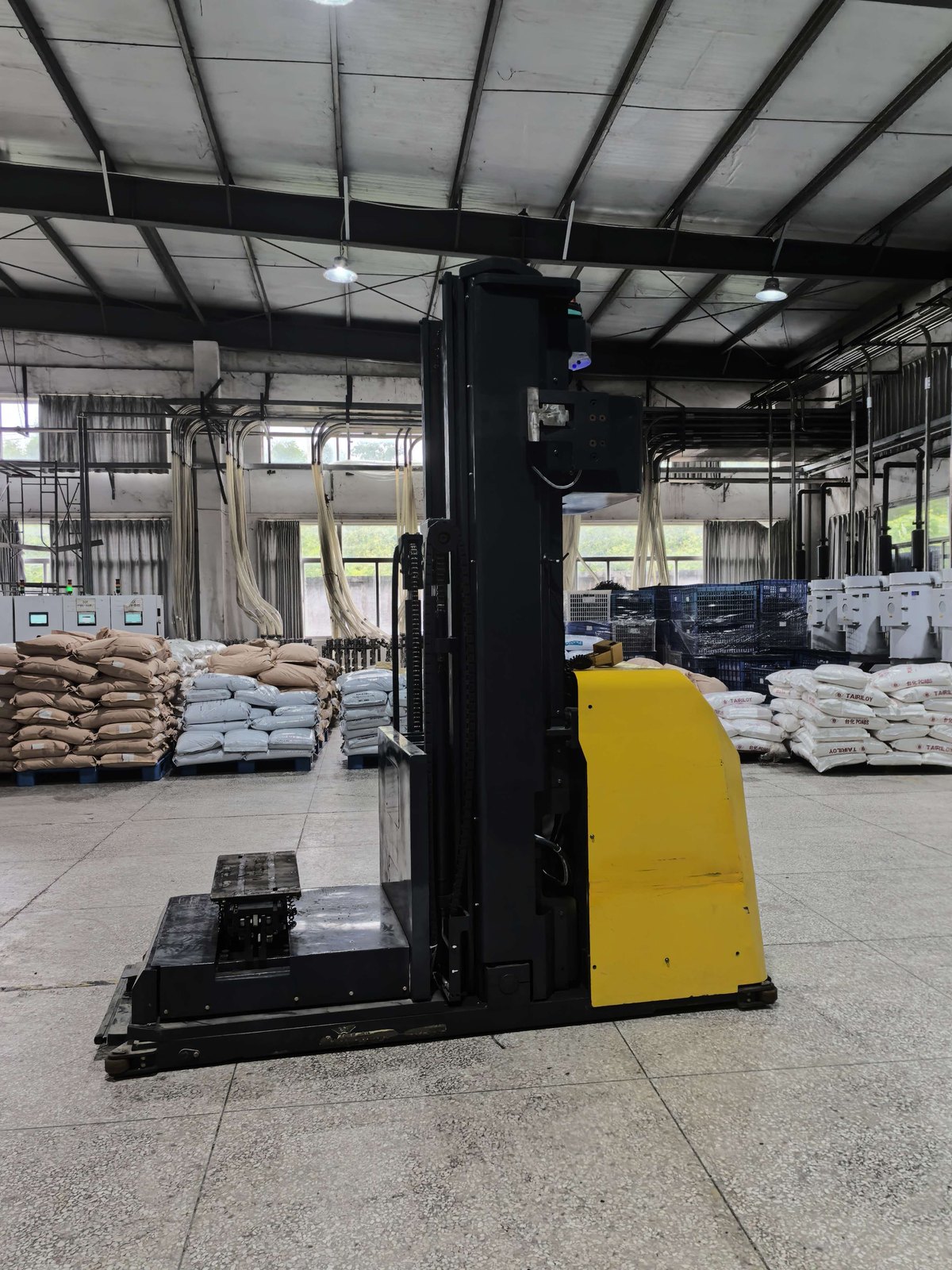 模立仓 AGV 侧叉堆高机举升模具