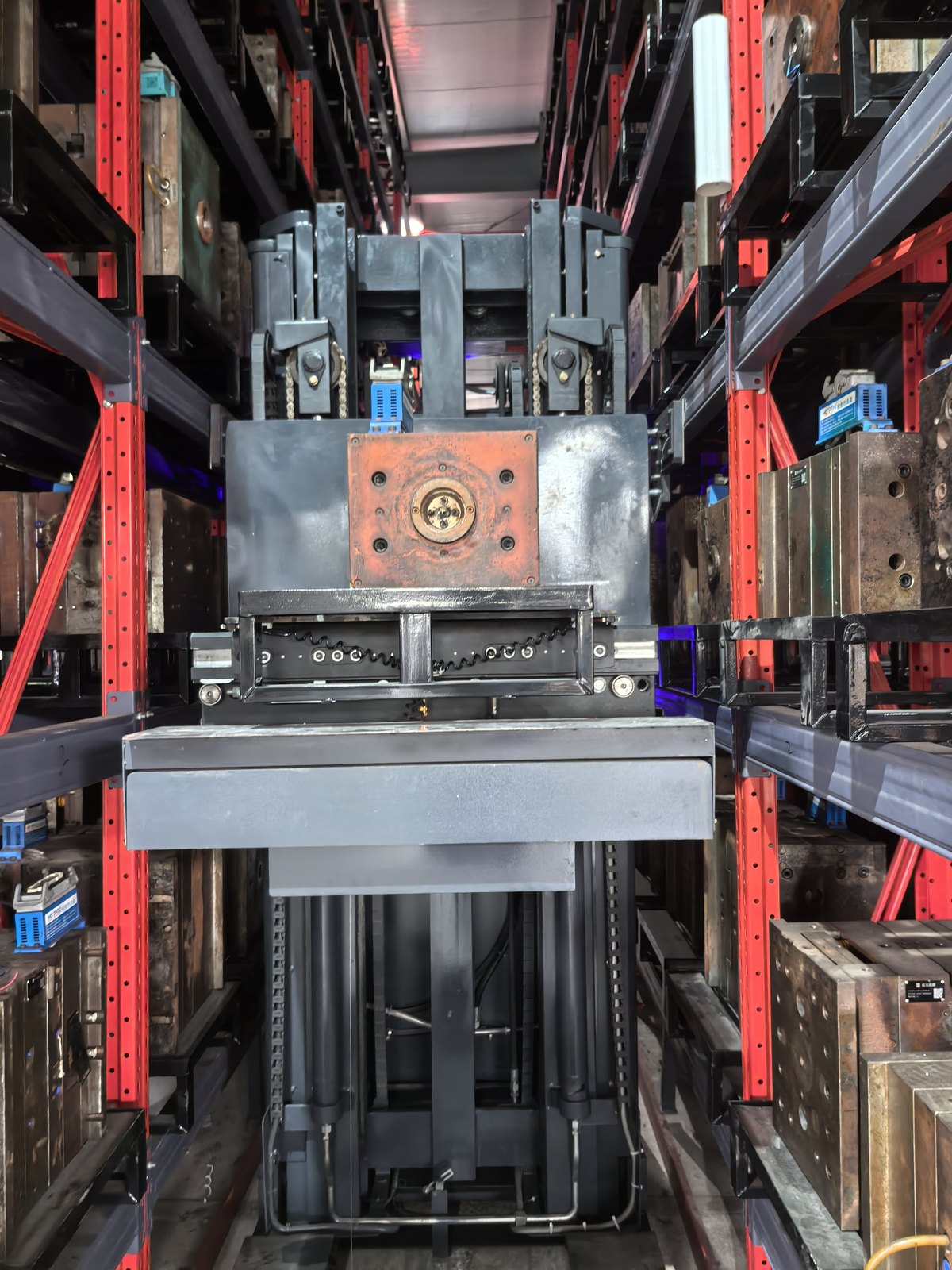 AGV 在货位前取放模具