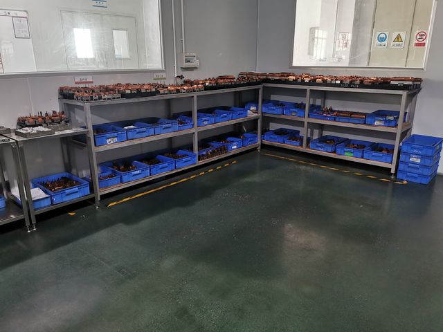 仓库货架与模具存放区