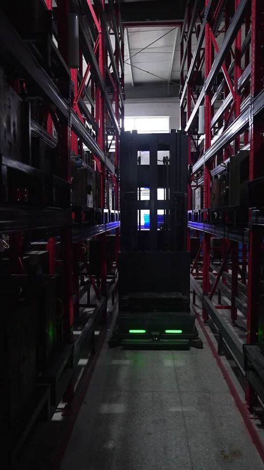 窄巷道货架纵深，红色库体与蓝色灯带